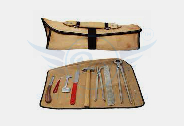 FARRIER SET OF TOOLS IN A CANVAS CASE WITH STRAP CONTAINING HARMER, BUFFER, RASP, PINCER, HOOF KNIFE,STONE FOR SHARPENING HOOF KNIFE COMPLETE SET.